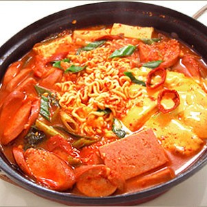 【歐霸部隊鍋】泡菜雞腿부대찌개(送炸醬烏龍麵1包)