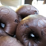 黑巧克力貝果 黑巧克力不甜不膩 加入水滴巧克力豆豐富味覺享受.