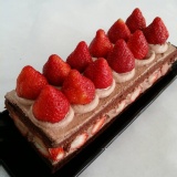 新巧屋巧克力草莓爆多長條蛋糕 特價：$310